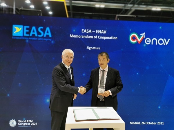 Paolo Simioni, AD ENAV a sinistra  e Patrick Ky  durante la firma del Memorandum of Cooperation tra ENAV e EASA  